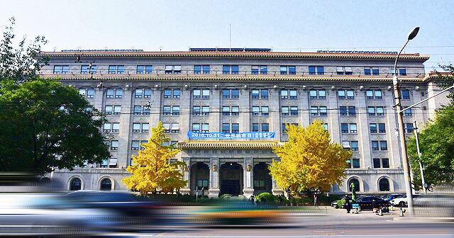 建设部大楼建于上世界五十年代,砖混结构,地上6层,建筑面积18,000㎡